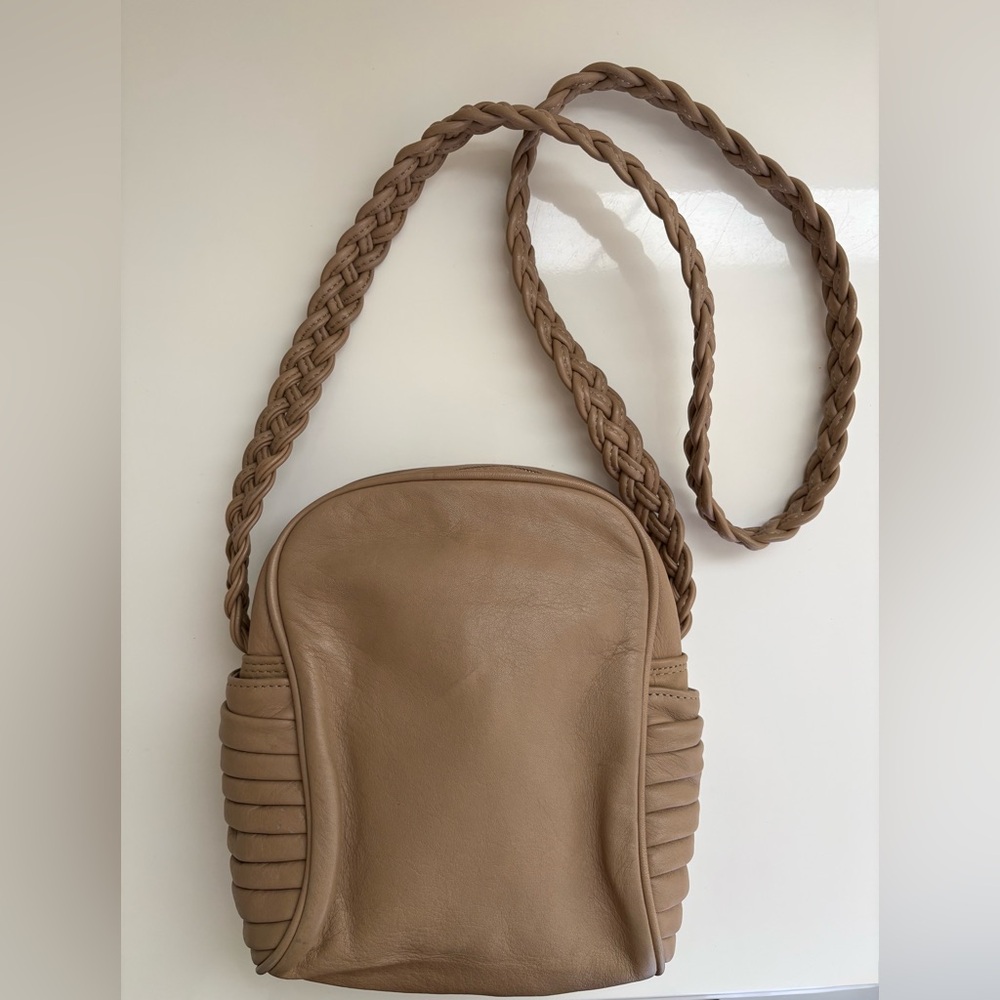 Brio! vintage 80s Tan leather crossbody bag pleated side pockets braided strap.
